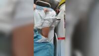 Дръжка от чадър се заби в крака на млада жена на плаж в Гърция