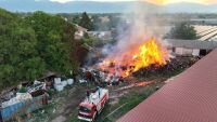 Пожар във фабрика за дървесина в с. Дунавци, огнеборци спасяват сградите