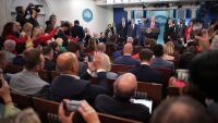 Доналд Тръмп поема контрол над полицията във Вашингтон и мобилизира Националната гвардия