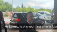 Сергей Лавров се появи в Аляска с блуза с надпис 
