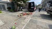В знак на протест: Продавачка на дини счупи с бус бариерата пред общината в Казанлък