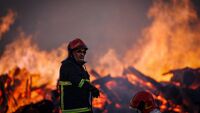 Огнената стихия  Португалия: Пожарникар е с тежки изгаряния