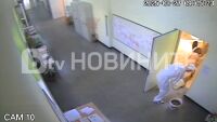 Мъж в скафандър изля кофи с фекалии по директорка в общината в Димитровград (ВИДЕО)
