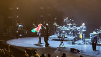 Massive Attack със забрана да влизат в Сингапур, след като развяха палестинското знаме на концерт (ВИДЕО)