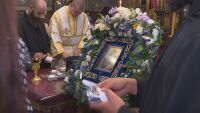 12 000 души вече се поклониха пред чудотворната икона Света Богородица - Хавайска. Всеки получава малка иконка и благословено миро