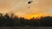 Хеликоптер се включи в гасенето на голям пожар край село Стрелци