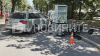 Моторист на задна гума връхлетя върху кола с майка и дете в Русе