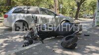 Моторист на задна гума връхлетя върху кола с майка и дете в Русе