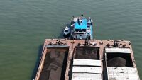 Баржа с въглища се запали, докато чака във водите на река Дунав срещу Русе