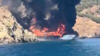 Туристически кораб се запали, над 100 души скочиха във водата, за да се спасят (ВИДЕО)