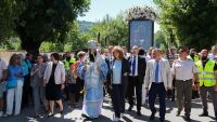 Илияна Йотова участва в литийното шествие с чудотворната икона в Троянския манастир (СНИМКИ)