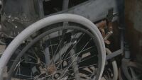 Докато отхлежда 150 крави, Димитър вдъхва нов живот на стари инвалидни колички и ги дарява на хора в нужда