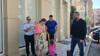 „Моля те, дишай, дишай“: Спасеното 6-месечно бебе от полицаи в Пловдив е получило тежка алергична реакция
