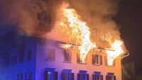 Пламъци изригват от прозорците: Пожар изпепели ресторант и апартаменти в сграда, петима души са в неизвестност (СНИМКИ)