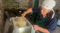 Мина Варджиева се връща в Долна Бешовица и създава сиренарска школа