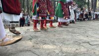 Хиляди в носии се събраха в Жеравна