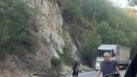 Скална маса се срути в Кресненското дефиле и блокира пътя, има пострадали