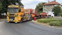 50-тонен турски автовоз се заклещи на булевард в Русе (СНИМКИ)