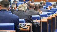 На работа след ваканцията: Декларации на партиите в НС и остри сблъсъци