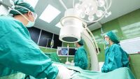 За първи път в света оперираха мозъка на пациент с помощта на изкуствен интелект в реално време