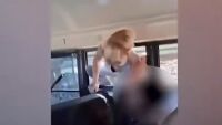 Арестуваха майка, счупила прозорец на училищен автобус, за да вземе детето си (ВИДЕО)