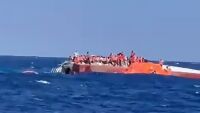 Ферибот с 270 пътници на борда се преобърна край Кипър (ВИДЕО)