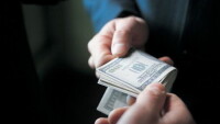 Разследват служител на МОН за корупция с училищни автобуси