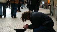 От легална работа до принудителна просия: Гръцката полиция разкри схема за трафик и експлоатация на хора