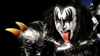 Рок легендата Джийн Симънс от KISS пострада тежко при катастрофа