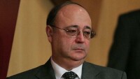 През пет пръта преплитат