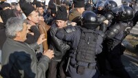 Румънски овчари щурмуваха парламента (ВИДЕО)
