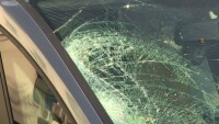 Лека кола се удари челно в товарен автомобил, шофьорът загина на място