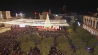 Празничните украси осветиха градовете по света