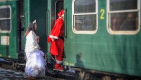 Дядо Коледа във влака от Септември за Добринище