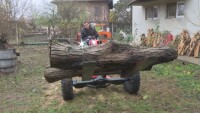 Мотокар от скрап: Дърворезбар създаде подемна машина