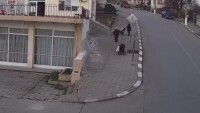 Количка с дете вътре полетя по стръмен тротоар, мъж успя да я спре
