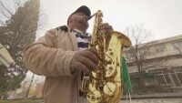 Под аплодисментите на Кръстника: Среща с уличния музикант, който свири на Анди Гарсия 