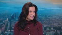 Яна Маринова стреля с пистолети в моноспектакъла 
