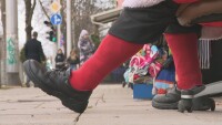 Дядо Коледа от центъра на София и неговата котка Маниту