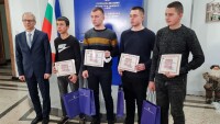 МОН награди учениците, спасили хора от пожара в село Рояк