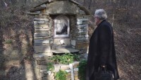 Силата на вярата: Свещеник построи 40 каменни параклиса
