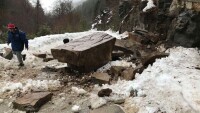 Паднали скали затвориха пътя за село Ситово в Родопите