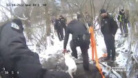 Украински полицаи спасиха жена и куче от удавяне в ледено езеро (ВИДЕО)