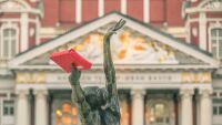 Коледни подаръци по улиците на София: Кутии с книги върху 25 статуи