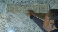 Как барелеф на хиляди години се оказа залепен на стена с плочки в частен дом (ВИДЕО)