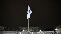 Парламентът на Южна Корея гласува импийчмънт на действащия президент Хан Дък Су