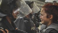 „Полицаят и плачещото момиче“: Една снимка, символ на протеста от 2013 г.