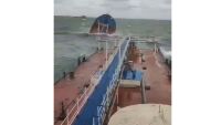 Руски танкери корабокрушираха в Черно море: Единият се разцепи на две (ВИДЕО)