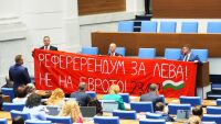 „РефереРендум“ е арт провокация: „Възраждане“ обясниха за транспаранта с правописна грешка