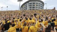 Защо 70 000 души махат в унисон? (ВИДЕО)